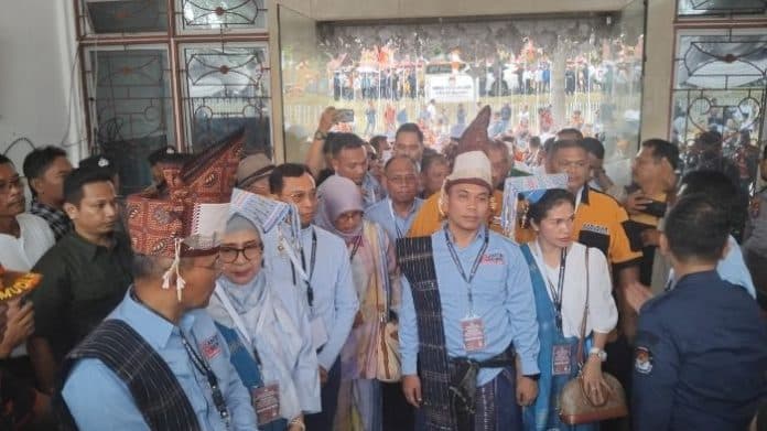 kenakan_seragam_biru_hitam_anton_benny_daftar_ke_kpu_simalungun