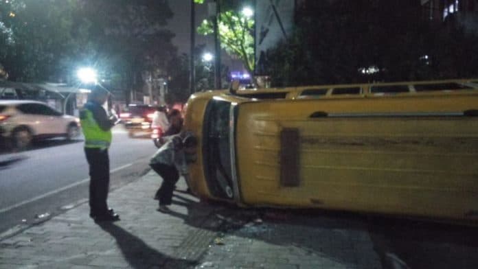 kencang_dan_banting_setir_angkot_kuning_terbalik_di_jalan_stasiun_medan