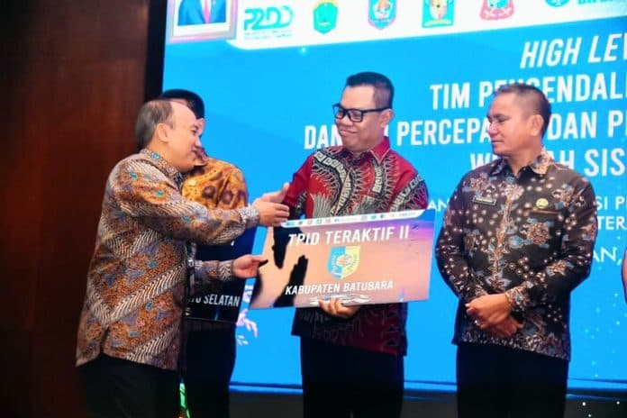 kendalikan_inflasi_pj_bupati_batu_bara_terima_penghargaan_juara_2_tpid_teraktif