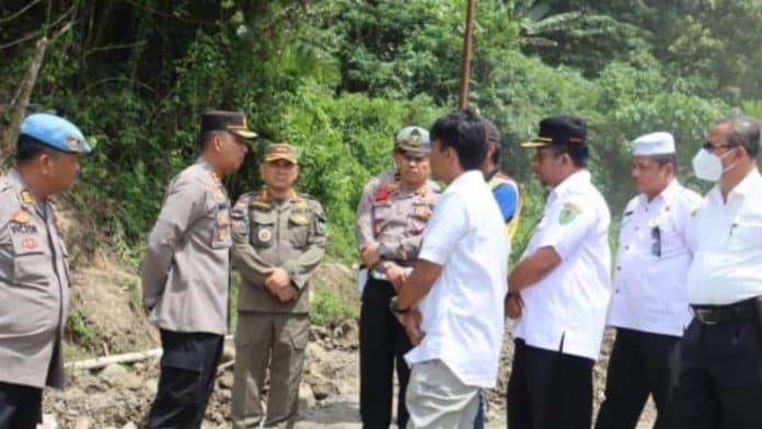 kendaraaan_roda_enam_dilarang_lewat_jalan_batu_jomba_tapsel