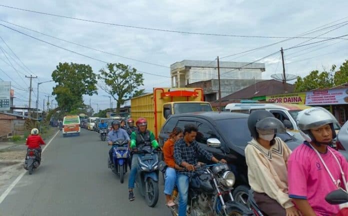 kendaraan_menumpuk_di_simpang_2_siantar_sistem_buka_tutup_diterapkan