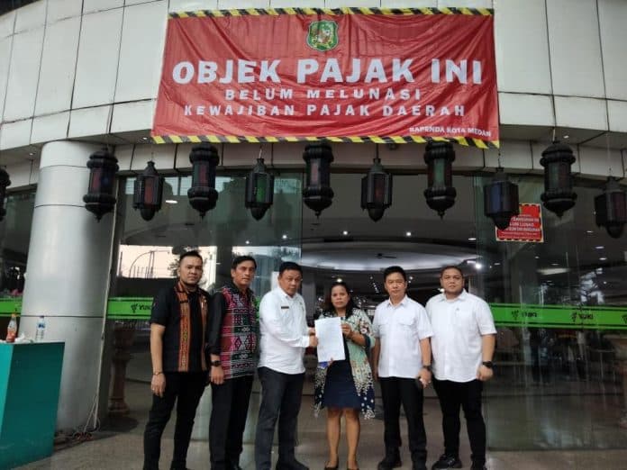 kepala_bapenda_medan_turun_langsung_jemput_pajak_reklame_yang_menunggak