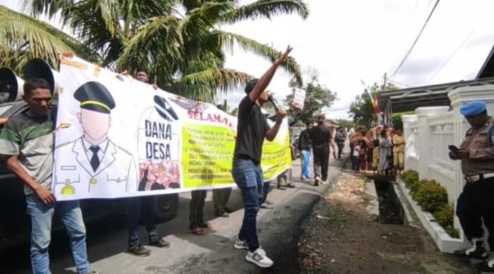 kepala_desa_asahan_didemo_warga_setelah_empat_kali_kemalingan_dalam_sepekan