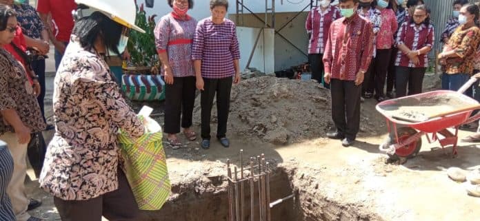 kepsek_letak_batu_pertama_pembangunan_gedung_smpn_2_pangururan