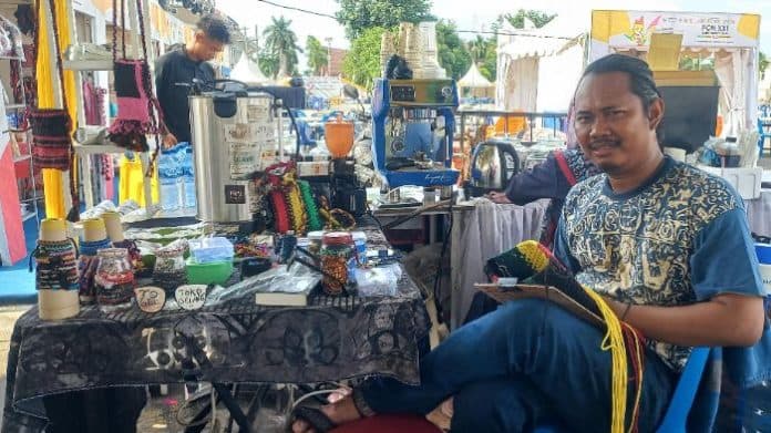 kerajinan_tangan_berbahan_tali_kur_hasilkan_cuan_di_bazar_dan_festival_umkm_pon_xxi_aceh_sumut