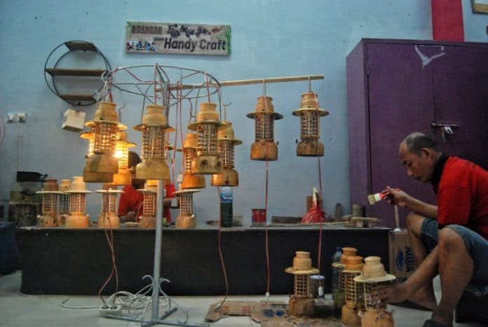 kerajinan_tangan_lampu_petromak_dari_lapas_tanjung_gusta