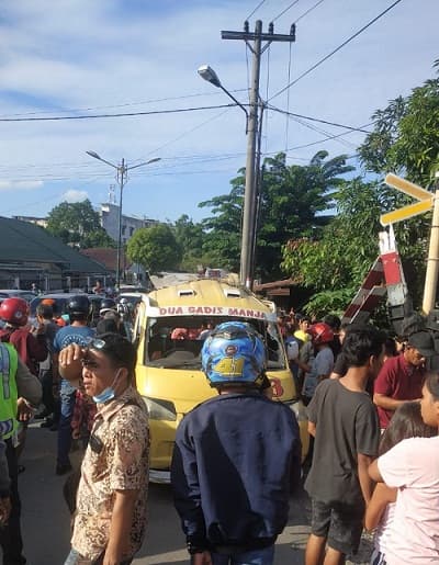 kereta_api_tabrak_angkot_di_sekip_medan_4_penumpang_tewas