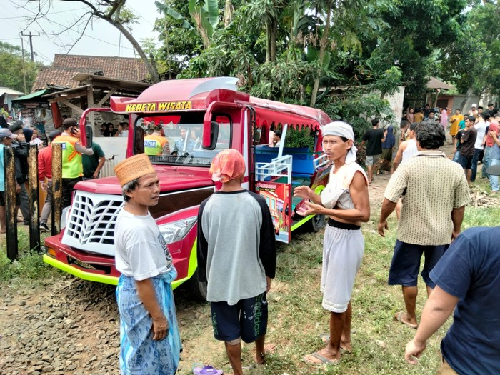 kereta_api_tabrak_odong_odong_di_serang_9_tewas