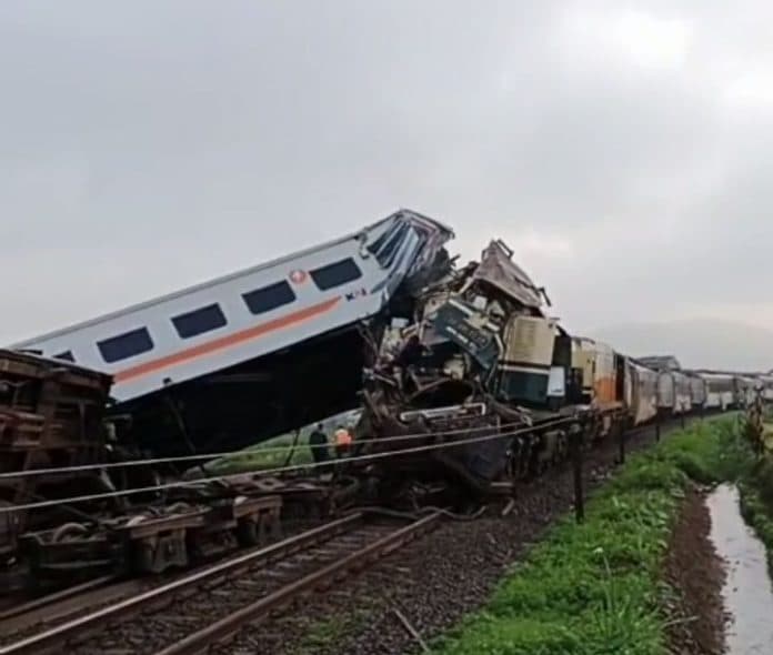 kereta_api_tabrakan_di_cicalengka_masinis_masih_terjebak