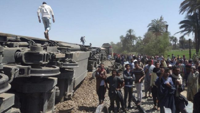 kereta_api_tergelincir_di_mesir_tewaskan_11_orang_98_terluka