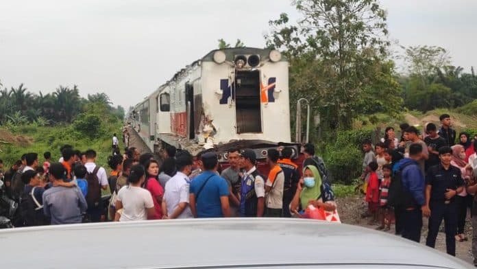 kereta_api_tujuan_medan_binjai_tabrak_truk_mogok_penumpang_terlempar