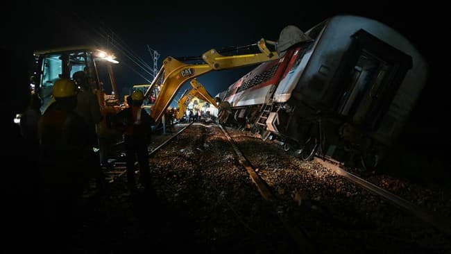 kereta_tergelincir_di_india_4_tewas_dan_20_terluka