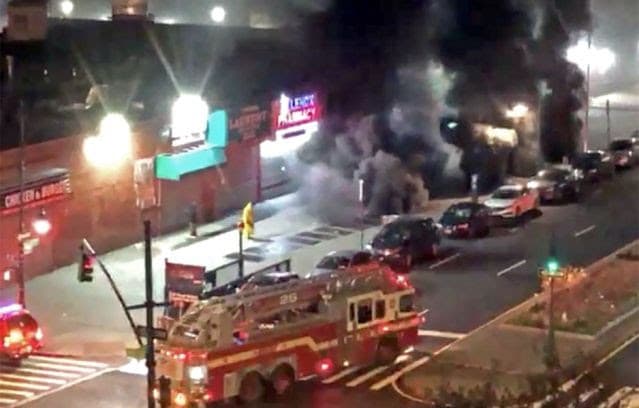 kerete_bawah_tanah_new_york_terbakar_1_tewas_16_terluka