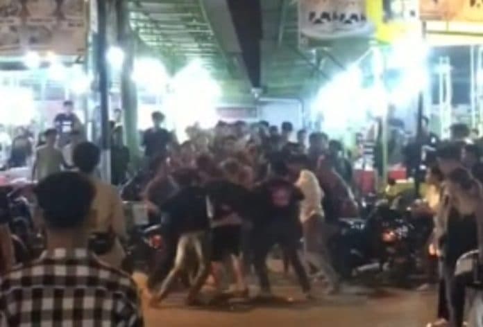 keributan_di_warkop_jalan_misbah_5_orang_dibawa_ke_polsek_medan_kota