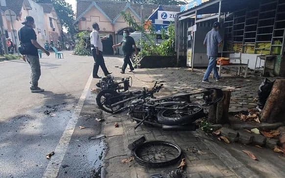 kericuhan_di_babarsari_yogyakarta_sejumlah_ruko_hancur