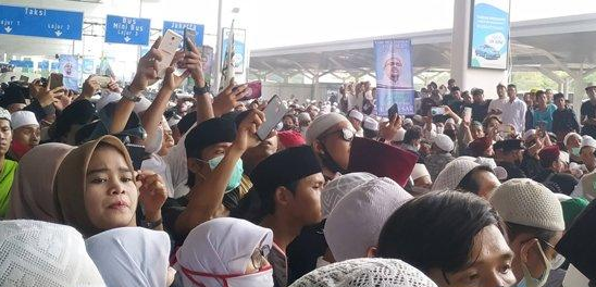 kericuhan_kecil_warnai_kedatangan_habib_rizieq_shihab_di_indonesia
