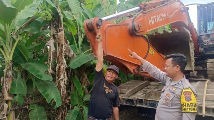 kernet_truk_trado_tewas_kesetrum_listrik_di_pantai_labu