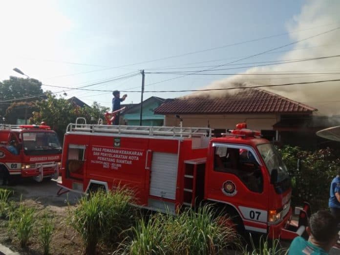 kerugian_materil_kebakaran_yang_hanguskan_5_rumah_di_siantar_berkisar_rp600_juta