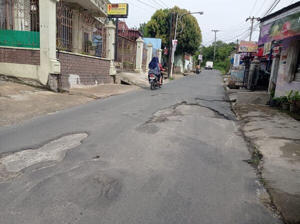 kerusakan_jalan_viyata_yudha_menakutkan_warga_putr_siantar_janjikan_perbaikin