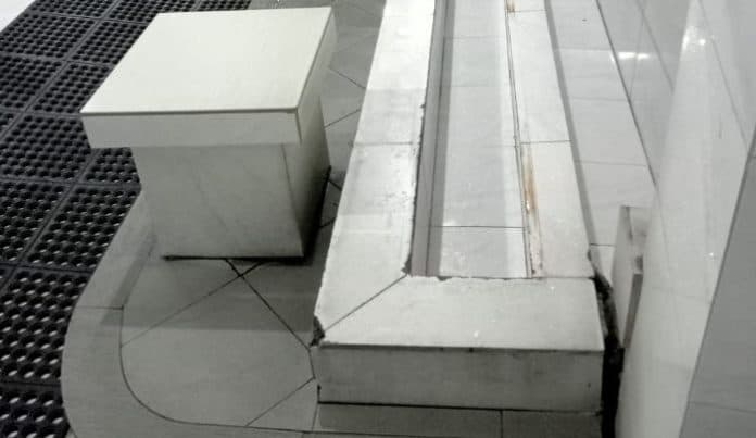 kerusakan_lantai_keramik_masjid_sultan_lubuk_pakam_segera_diperbaiki
