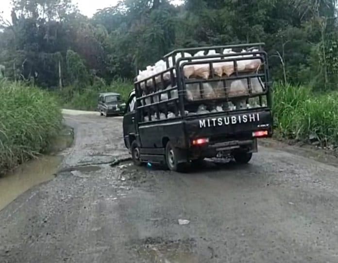 kerusakan_parah_jalan_siantar_saribudolok_pengendara_mengeluh_ekonomi_tersendat
