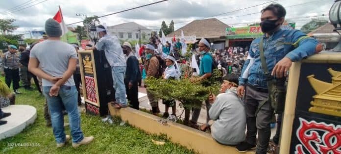 kesal_tak_jumpa_bupati_dan_wakilnya_massa_robohkan_pagar_kantor_bupati_dairi