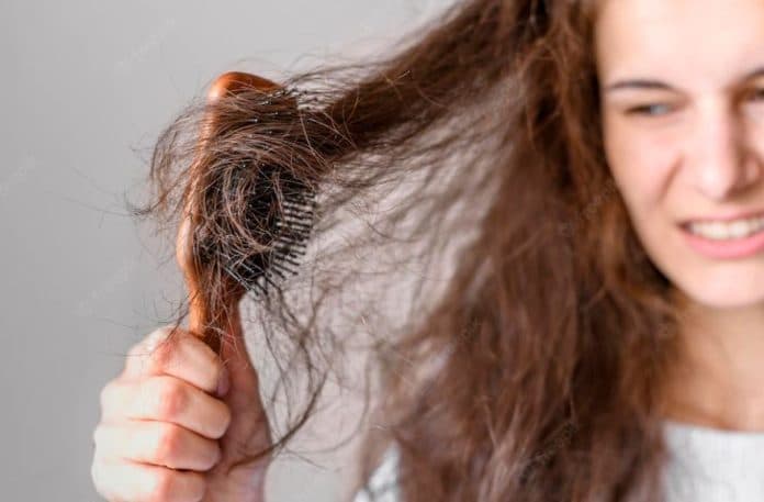 kesalahan_saat_keramas_ternyata_bikin_rambut_bercabang_ini_langkah_yang_tepat