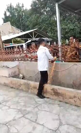 kesulitan_bawa_ibu_berobat_karena_jalan_ditutup_tetangga_petugas_potong_pagar_rumah