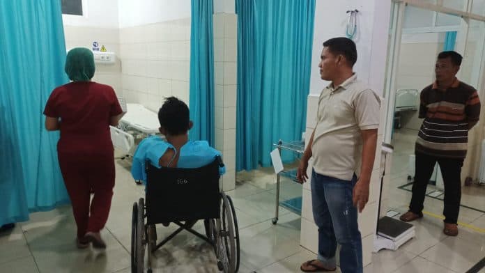 ketahuan_curi_sepeda_motor_seorang_pria_ditelanjangi_dan_dihajar_warga