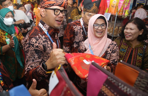 ketua_apeksi_bima_arya_kunjungi_stand_kota_siantar_di_ice_padang