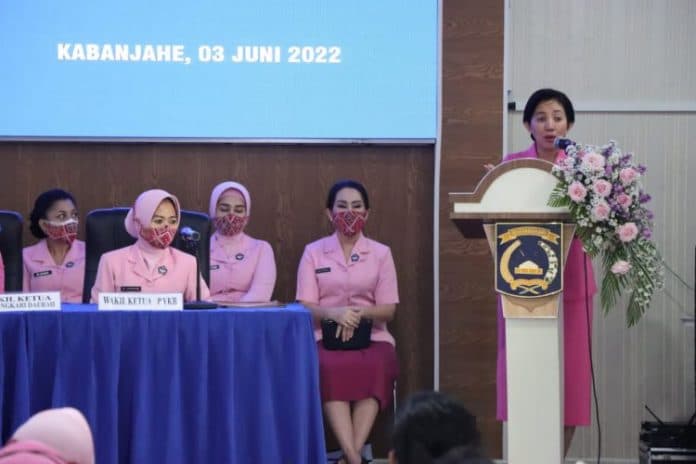 ketua_bhayangkari_sumut_kunjungi_polres_karo_santuni_anak_yatim