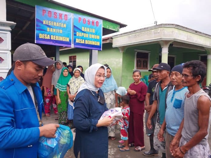 ketua_demokrat_deli_serdang_bagikan_sembako_ke_korban_banjir_di_beringin