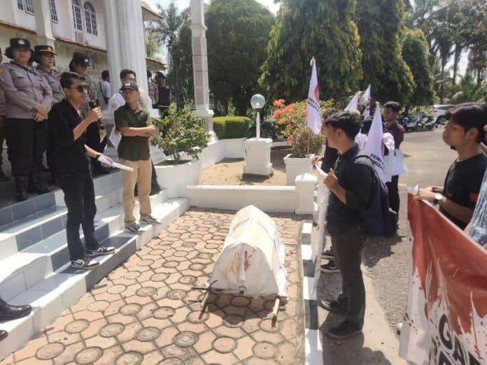 ketua_dprd_asahan_tak_pernah_tempati_rumah_dinas_mahasiswa_gelar_demonstrasi