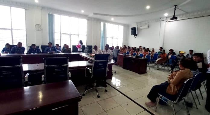 ketua_dprd_karo_absen_di_rapat_dengar_pendapat_pengganti_lahan