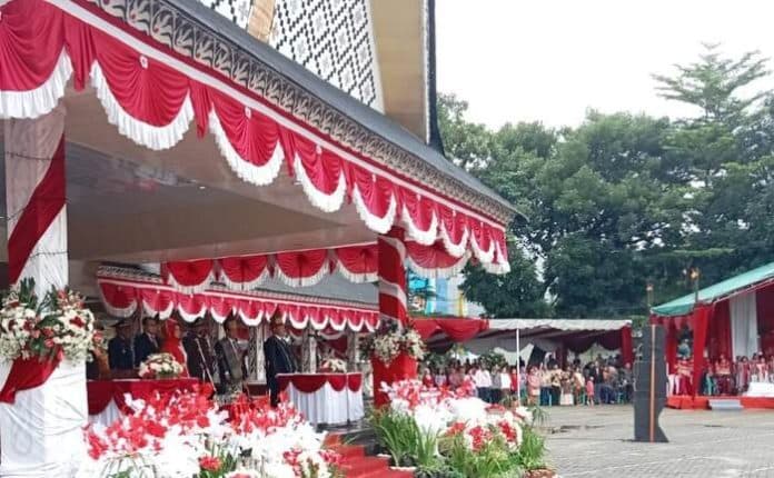 ketua_dprd_pematang_siantar_bacakan_teks_proklamasi_upacara_hut_ri_ke_78