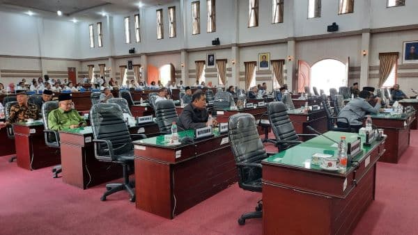 ketua_fraksi_pdip_tak_terima_anggotanya_diusir_dari_rapat_paripurna_dprd_simalungun