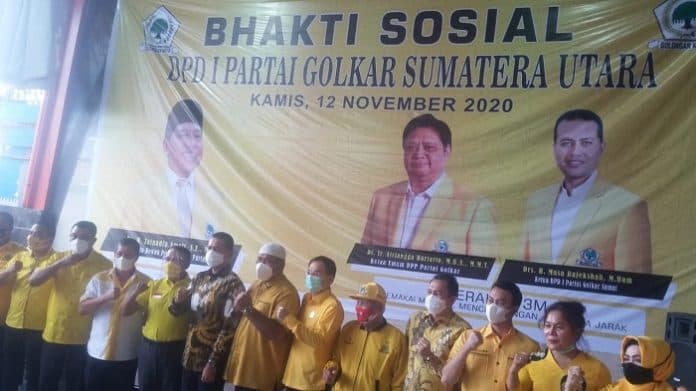 ketua_golkar_sumut_ijek_bagikan_1000_paket_sembako_di_belawan