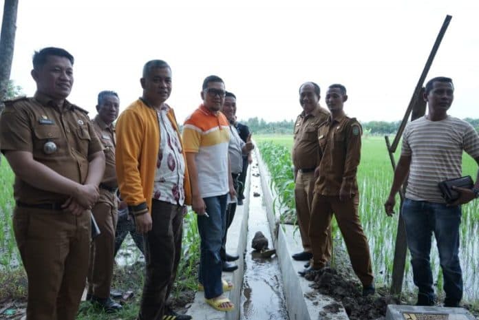ketua_komisi_ii_dpr_silaturahmi_dengan_warga_desa_suka_makmur_asahan