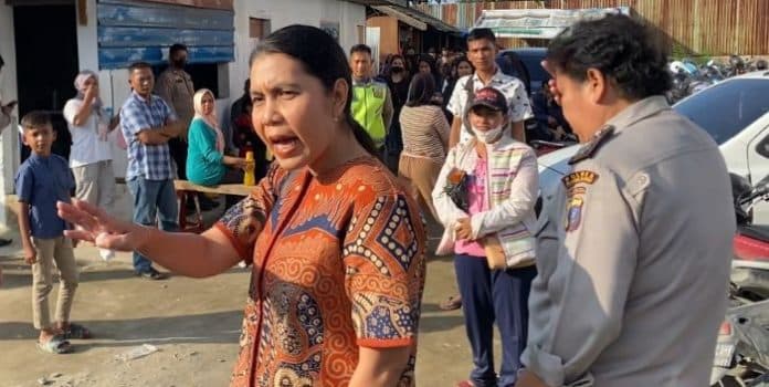 ketua_kpu_kota_medan_diteriaki_pengunjuk_rasa_saat_tiba_di_gudang_logistik