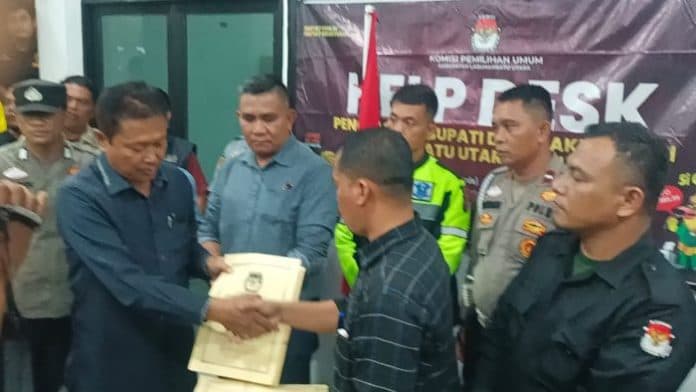 ketua_kpu_labura_nyatakan_berkas_bapaslon_rizal_darno_lengkap