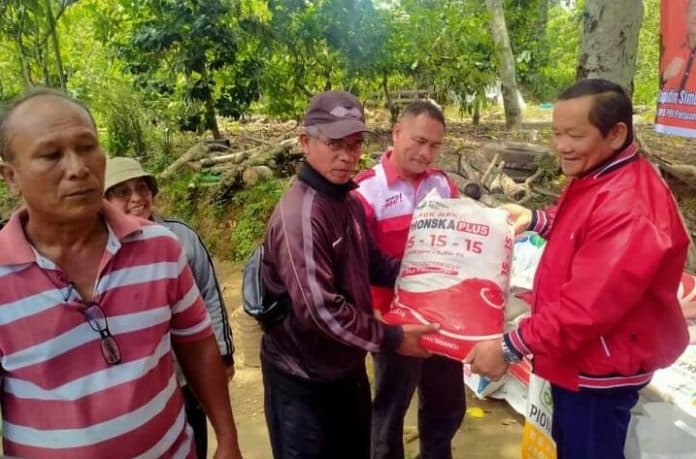 ketua_pdip_sumut_serahkan_bantuan_bibit_jagung_dan_pupuk_ke_petani_samosir