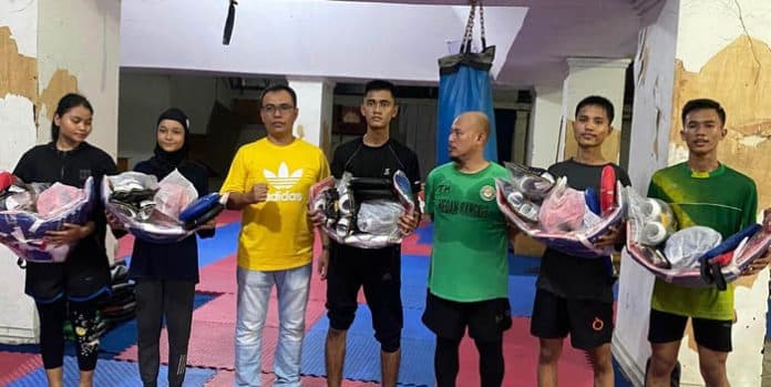 ketua_pengkot_ti_medan_salurkan_perlengkapan_taekwondo_untuk_atlet_pplpd