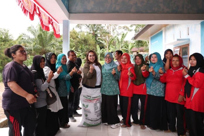 ketua_pkk_pakpak_bharat_salurkan_bantuan_pupuk_organik