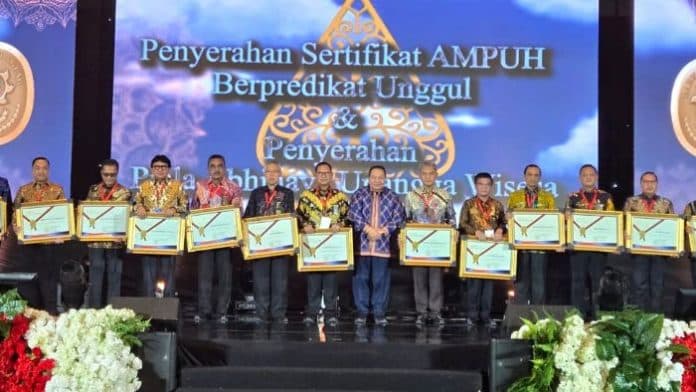 ketua_pn_medan_raih_penghargaan_role_model_pimpinan_pengadilan_se_indonesia