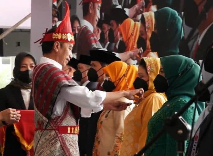 ketua_tp_pkk_deli_serdang_terima_penghargaan_satyalancana_wira_karya_dari_presiden_jokowi