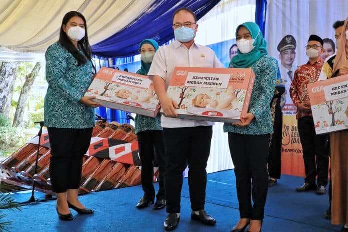 ketua_tp_pkk_kota_medan_serahkan_200_unit_timbangan_bayi_kepada_21_ketua_tp_pkk_kecamatan