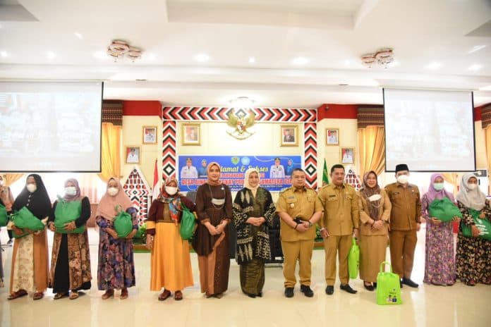 ketua_tp_pkk_provsu_bagikan_5000_sembako_ke_masyarakat_tapsel