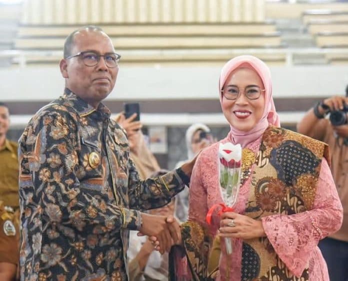 ketua_tp_pkk_tapteng_seorang_ibu_harus_dorong_anaknya_bermimpi_besar