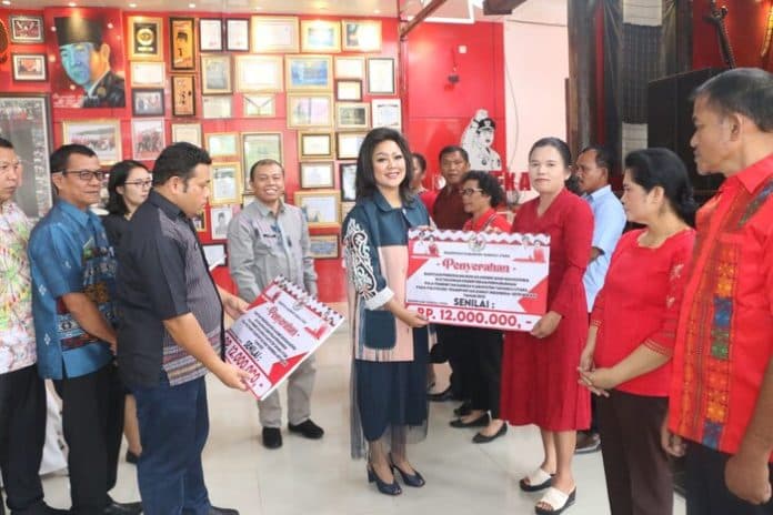 ketua_tppkk_taput_satika_simamora_serahkan_bantuan_pendidikan