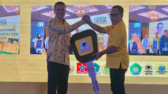 ketum_airlangga_beri_hadiah_mobil_listrik_ke_golkar_deli_serdang